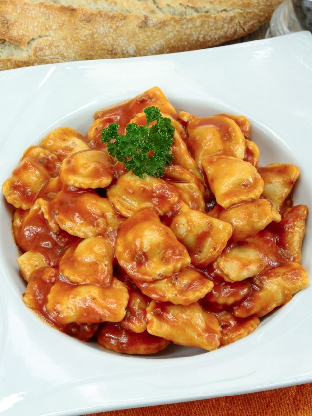 A plate of ravioli served with sauce and bread is the perfect option.