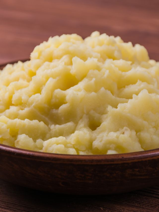 close up of mashed potatoes in wooden serving bowl