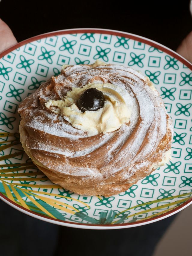 ceramic design plate with zeppole dessert