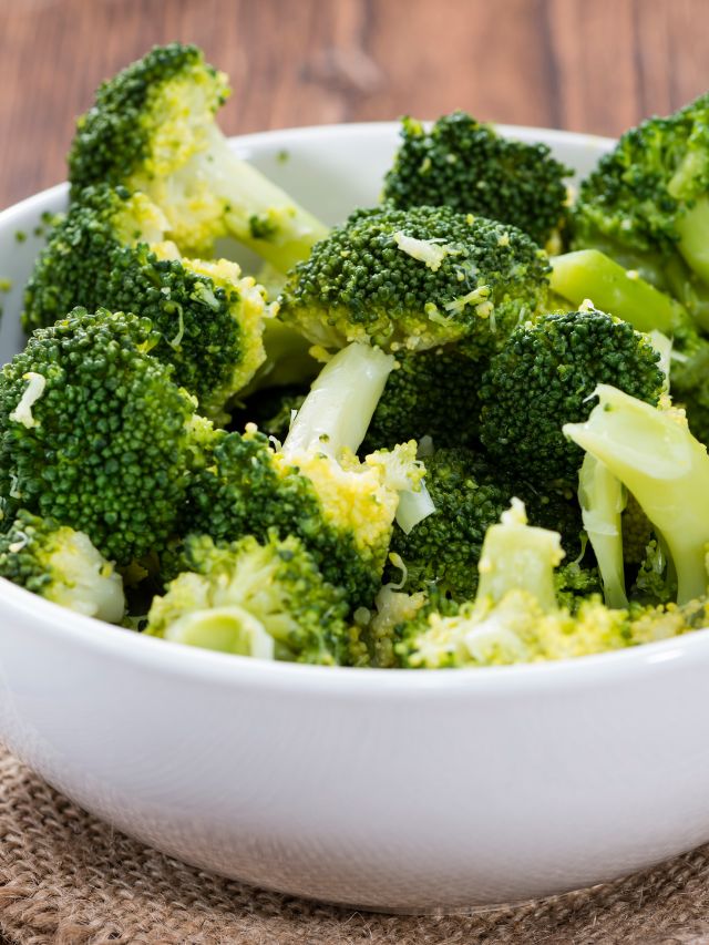 green broccoli in a bowl