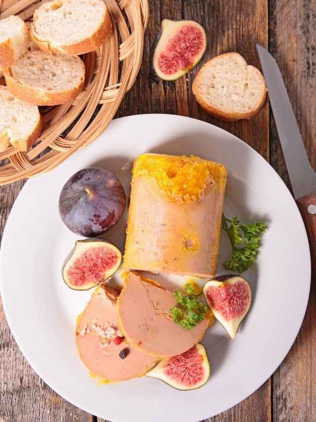 A plate with figs and bread on it.