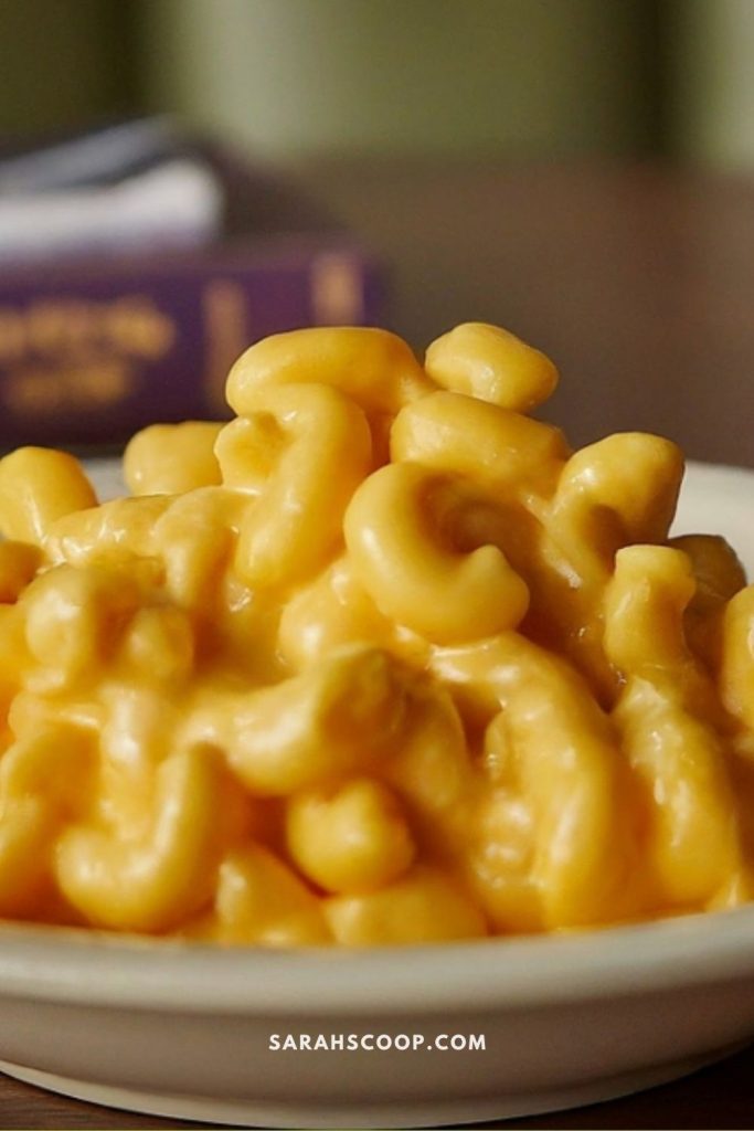 A bowl of creamy macaroni and cheese.
